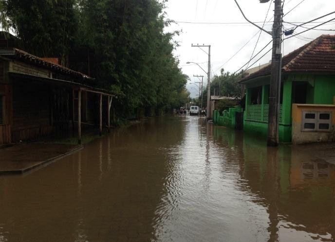 Gua&iacute;ba tem ruas alagadas ap&oacute;s chuva dos &uacute;ltimos dias