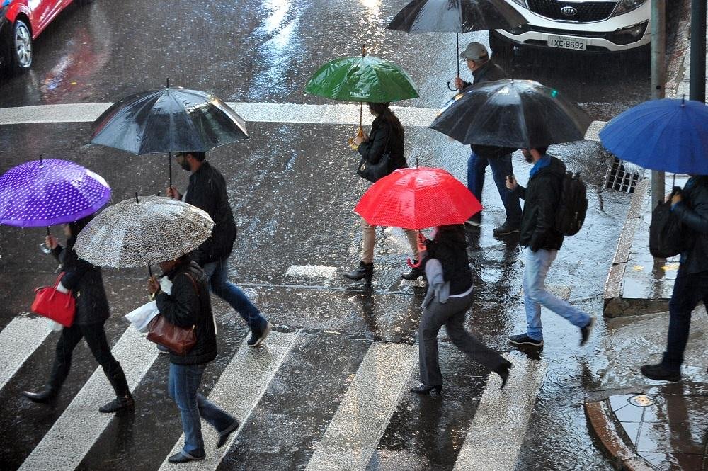 Chuva perde for&ccedil;as at&eacute; o fim do dia no Estado