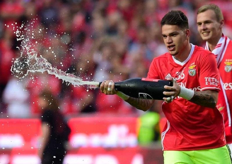 Ederson troca o Benfica pelo Manchester City por EUR 40 milh&otilde;es
