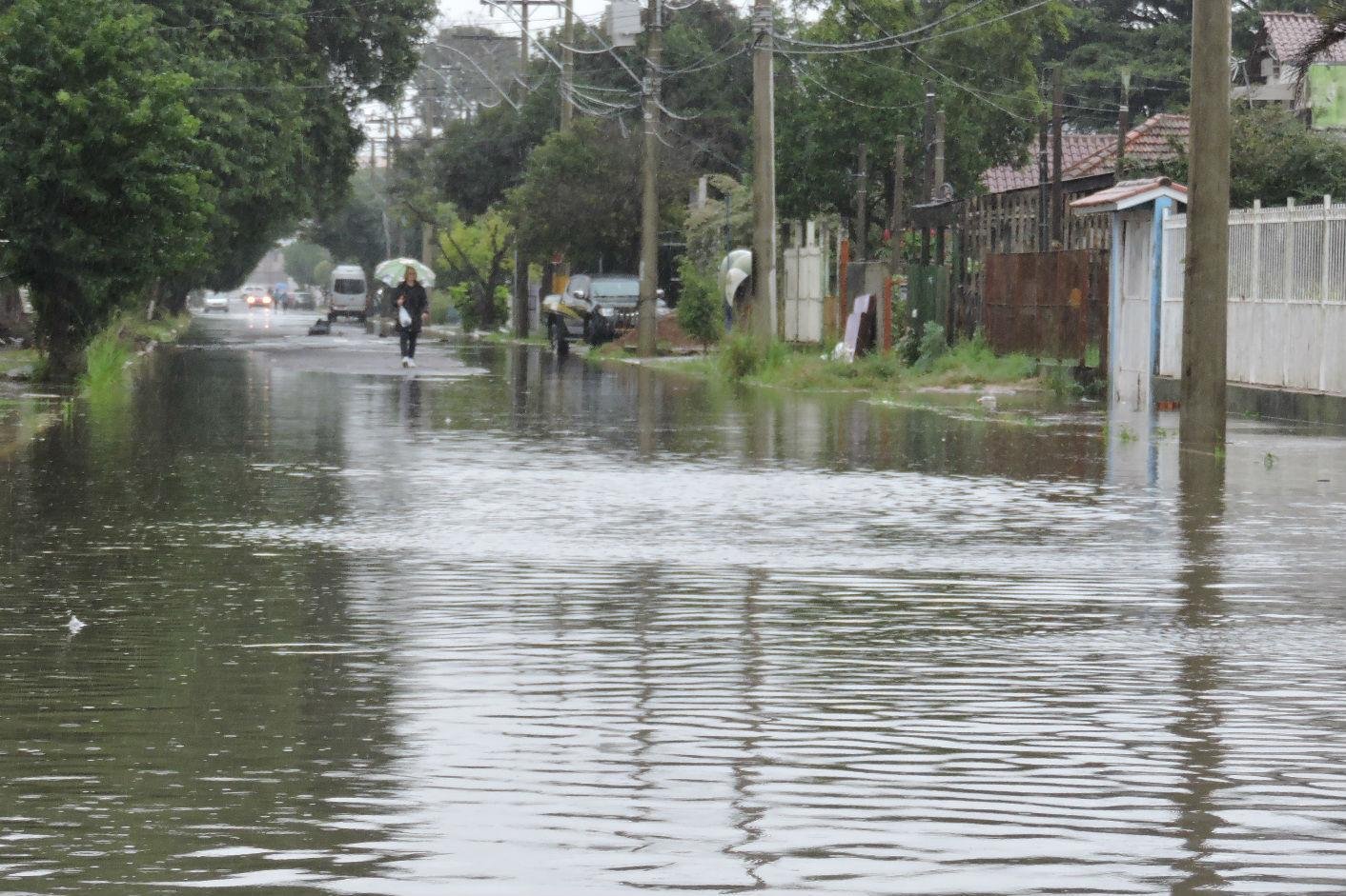 Ruas alagadas est&atilde;o impedindo moradores de chegar e sair das suas resid&ecirc;ncias