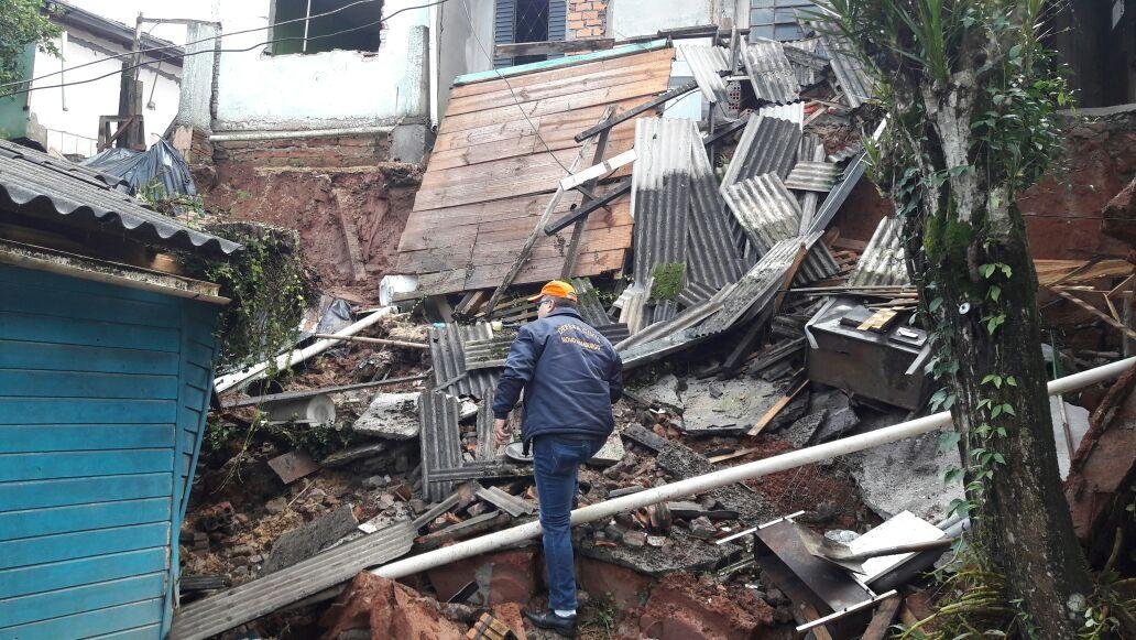 Quatro casas foram interditadas ap&oacute;s desmoronamento em Novo Hamburgo
