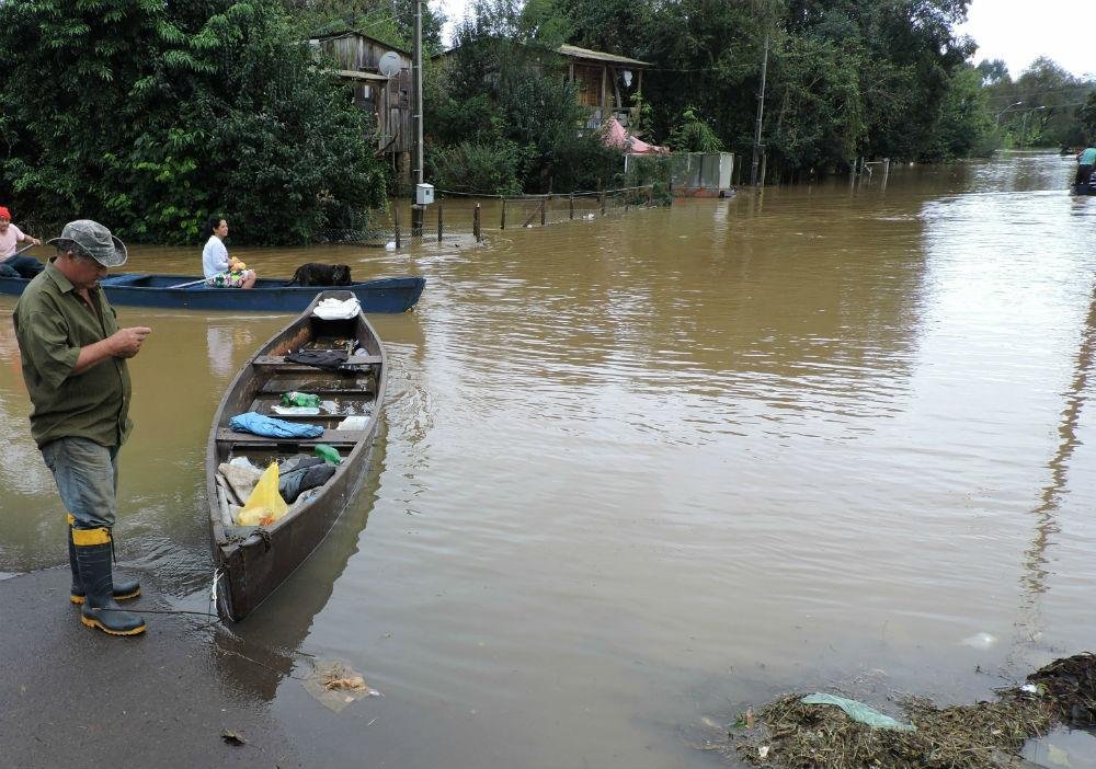 Rio Ca&iacute;, que tem n&iacute;vel de alerta em 7 metros, chegou a 10,39 metros