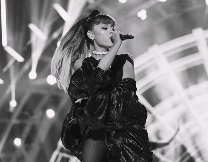 Ariana Grande retoma turn&ecirc; com show em Paris no dia 7