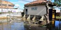 Moradores da Vila Farrapos protestam e Prefeitura admite precariedade das casas de bomba