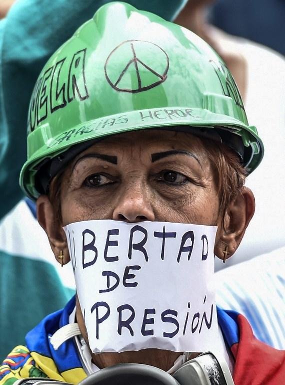 Manifestantes culpam o presidente Nicol&aacute;s Maduro pela grave crise econ&ocirc;mica no pa&iacute;s
