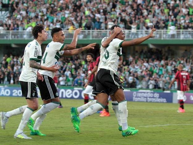 Coritiba vence cl&aacute;ssico e afunda o Atl&eacute;tico-PR no Brasileir&atilde;o