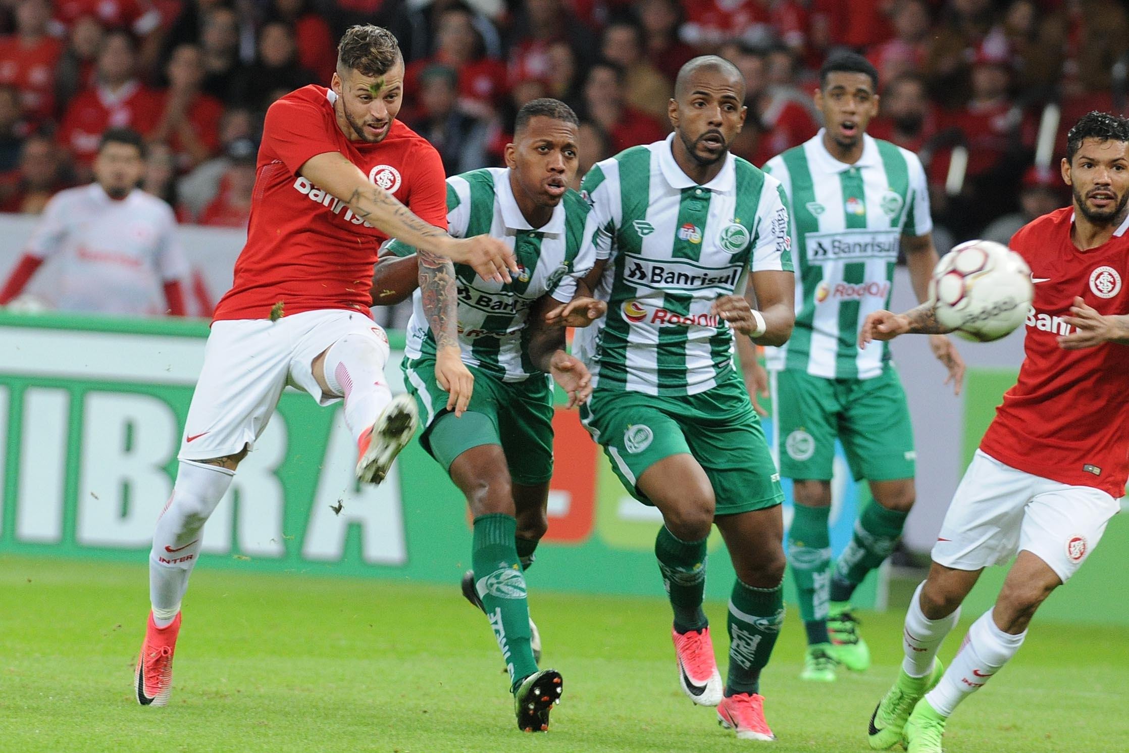 Colorado insistiu nos cruzamentos e sofreu 1 a 1 em erro defensivo no fim da partida