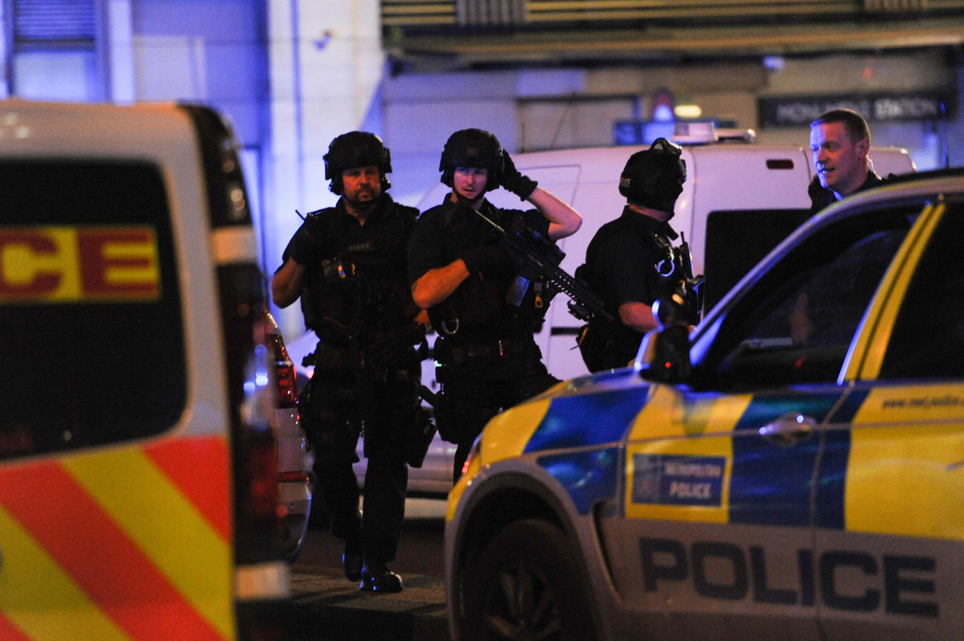 Pol&iacute;cia brit&acirc;nica trata incidentes como ataques terroristas em Londres