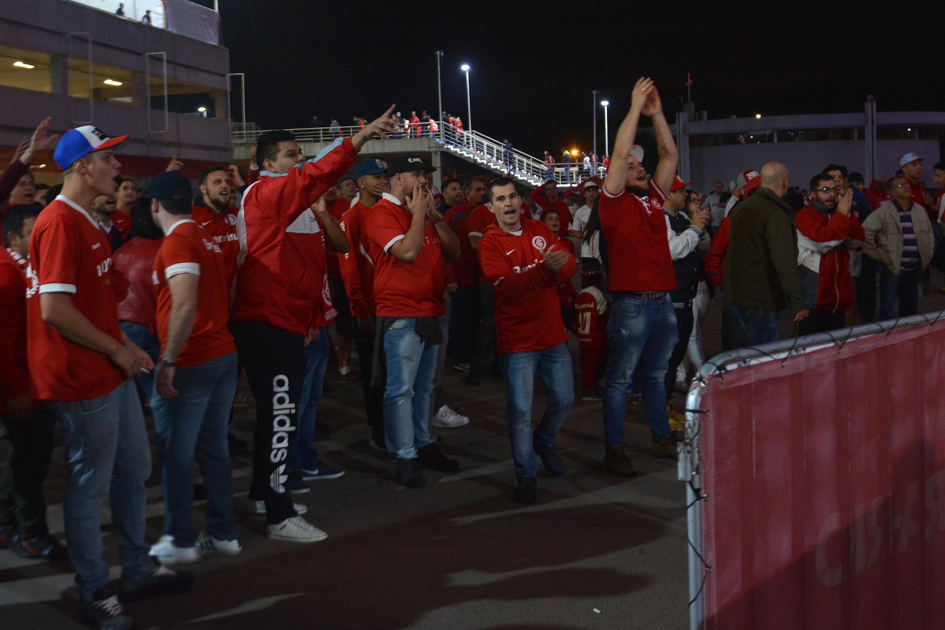 Grupo se mobilizou perto da sala de imprensa e gritou muito contra jogadores e dirigentes