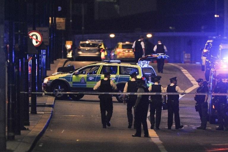 Van atropelou pedestres na London Bridge e pessoas foram esfaqueadas no Borugh Market