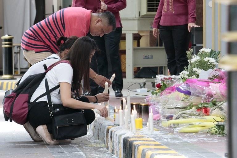 Funcion&aacute;rios acendem velas em homenagens a colegas mortos no inc&ecirc;ndio