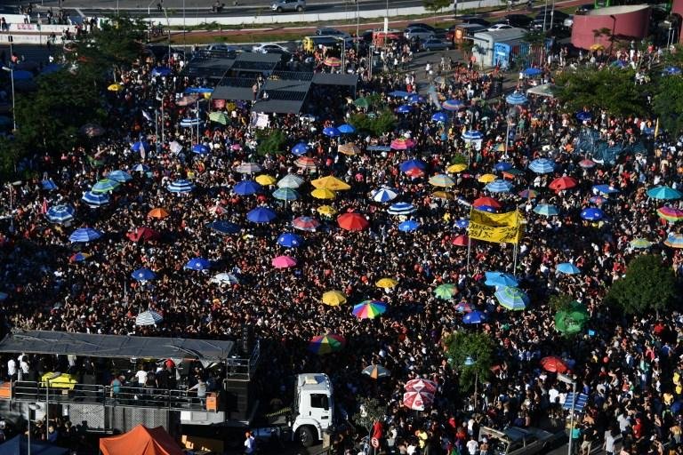 Milhares se reuniram no Largo do Batata para pedir a sa&iacute;da de Michel Temer