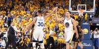 Durant e Curry brilham, Warriors atropelam e abrem 2 a 0 na final da NBA