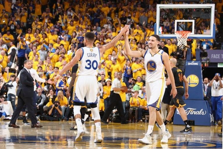 Durant e Curry brilham, Warriors atropelam e abrem 2 a 0 na final da NBA