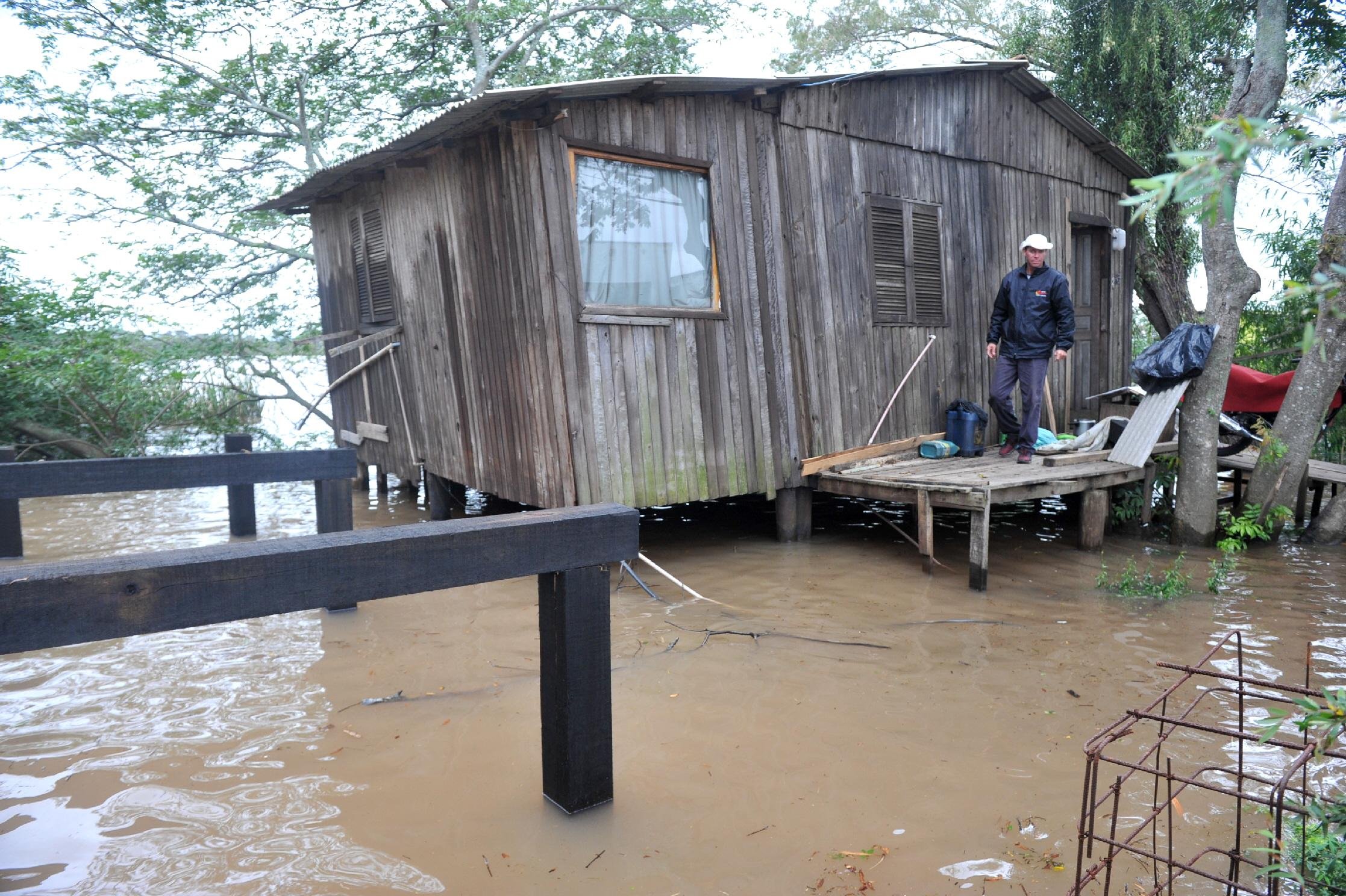 Sem chuvas, moradores ainda sofrem com alagamentos na regi&atilde;o das Ilhas em Porto Alegre