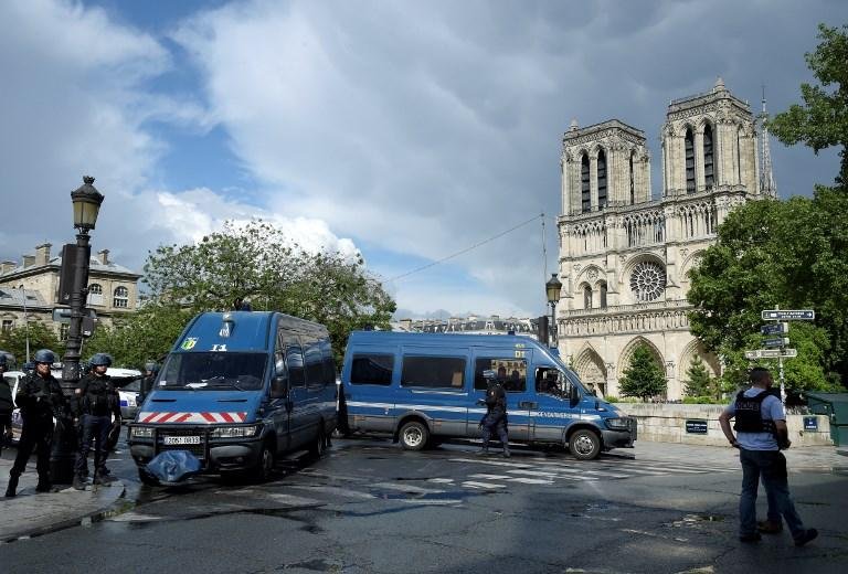 Policial &eacute; ferido e agressor neutralizado em frente &agrave; catedral em Paris