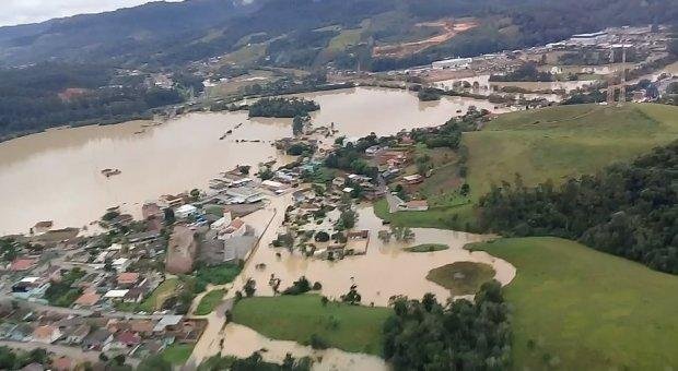 V&aacute;rios rios transbordaram com as chuvas constantes e o solo encharcado