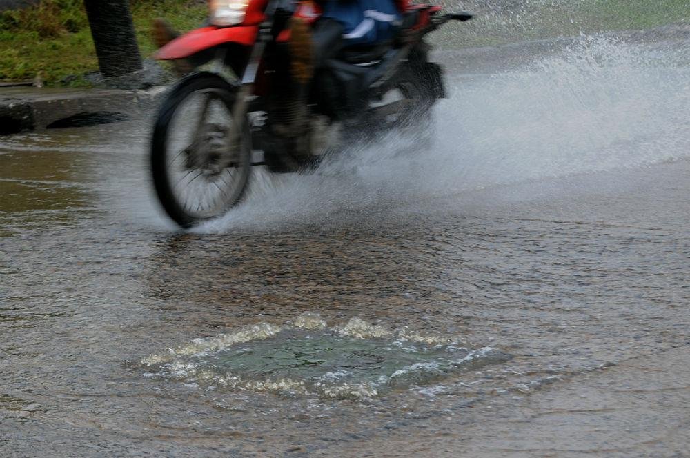 Nas proximidades da Ponte do Gua&iacute;ba um bueiro que vertia &aacute;gua nesta ter&ccedil;a-feira