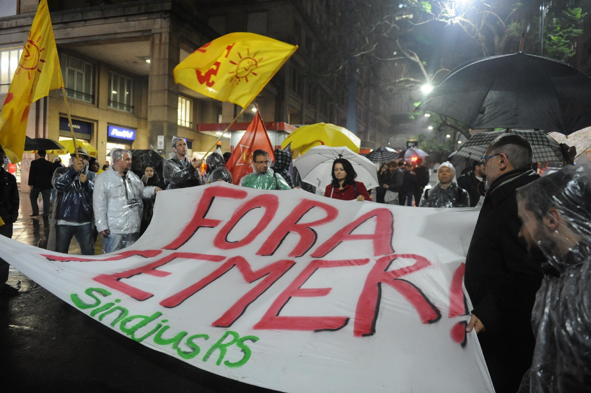 Ato tamb&eacute;m se manifesta contra reformas trabalhista e da Previd&ecirc;ncia