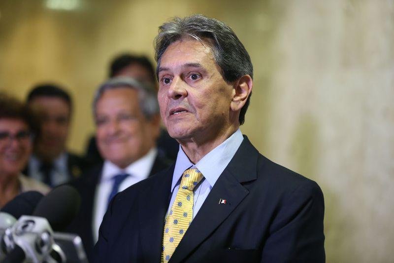Pol&iacute;tico afirmou que pa&iacute;s recuaria "20 anos" se presidente deixasse o poder