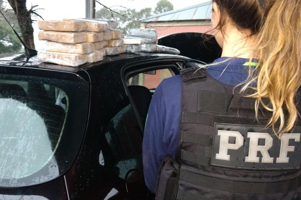 Opera&ccedil;&atilde;o na BR 470 encontrou entorpecentes em dois carros apreendidos na BR 470