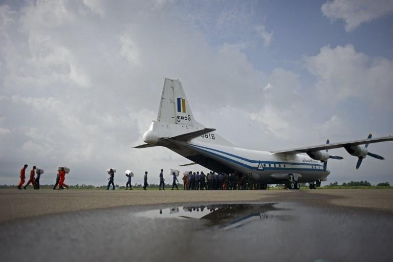 Marinha encontra corpos e fuselagem de avi&atilde;o birman&ecirc;s