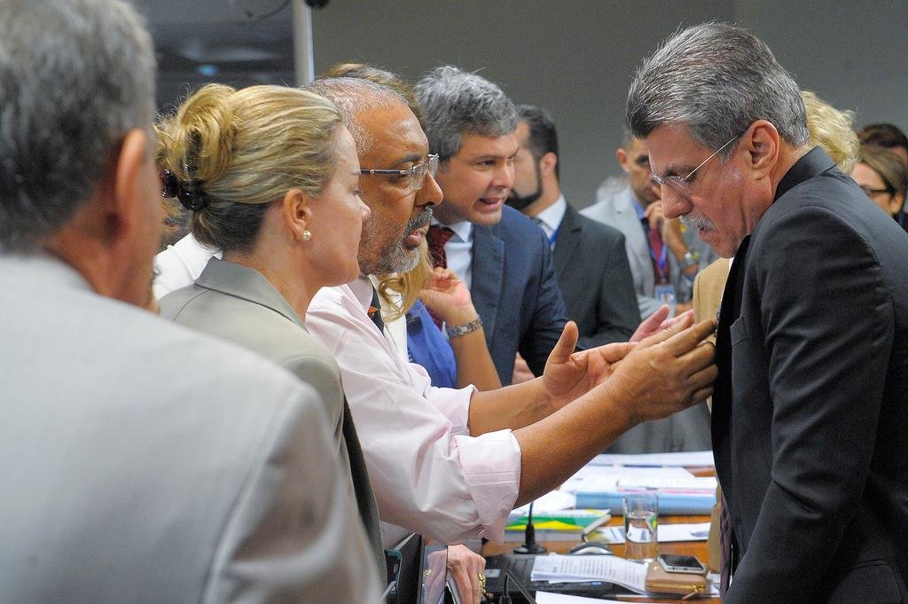 Press&atilde;o dos senadores da oposi&ccedil;&atilde;o foi determinante para o adiamento do relat&oacute;rio