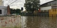 Por conta das fortes chuvas, bairro Farrapos na zona Norte, registra diversos pontos com acúmulo de água