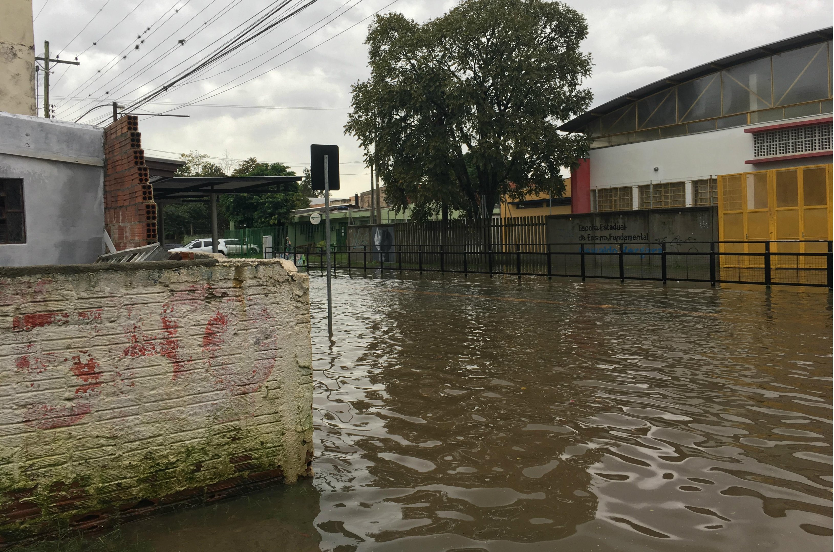 Por conta das fortes chuvas, bairro Farrapos na zona Norte, registra diversos pontos com ac&uacute;mulo de &aacute;gua