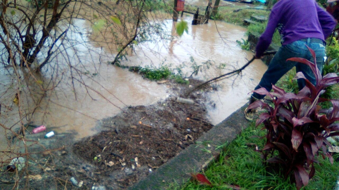 Moradores do bairro S&atilde;o Tom&eacute;, em Viam&atilde;o, tentam desobstruir c&oacute;rrego