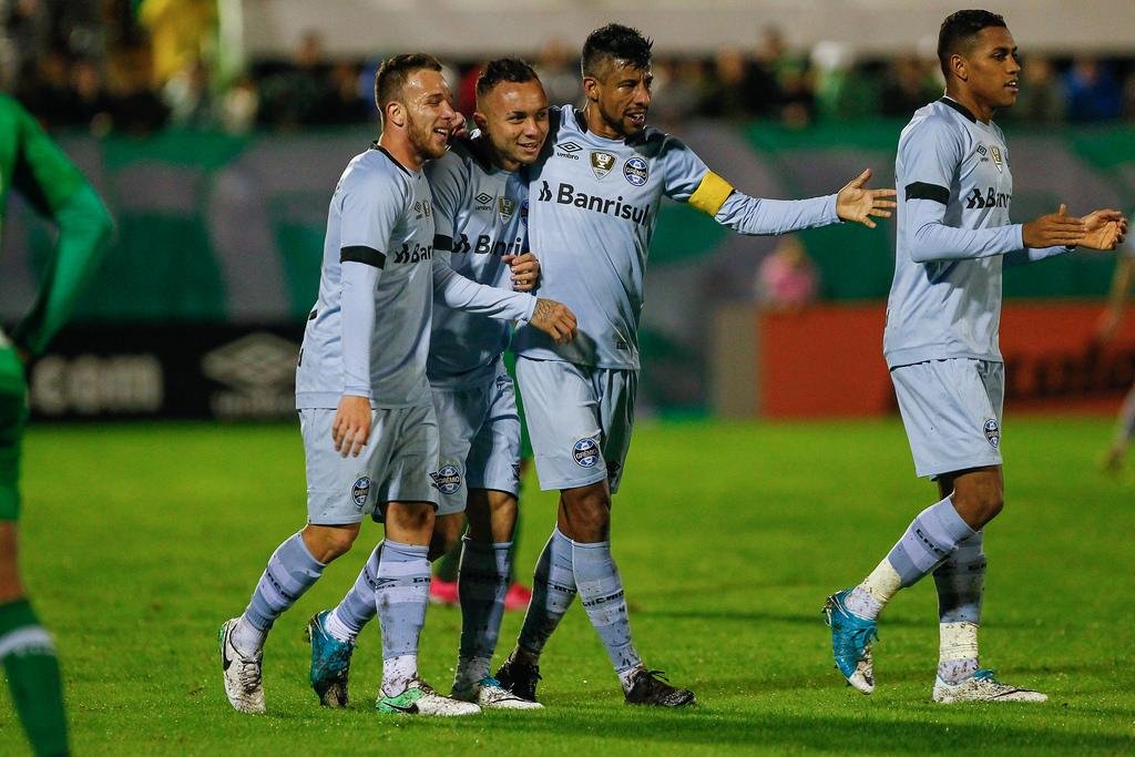 Everton saiu do banco para marcar tr&ecirc;s gols em goleada do Gr&ecirc;mio