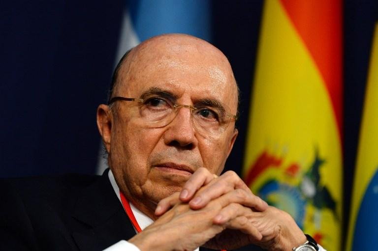 Protesto ocorreu enquanto ministro falava sobre as reformas no Brasil