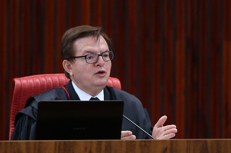 Ministro relator vota pela cassa&ccedil;&atilde;o da chapa Dilma-Temer 