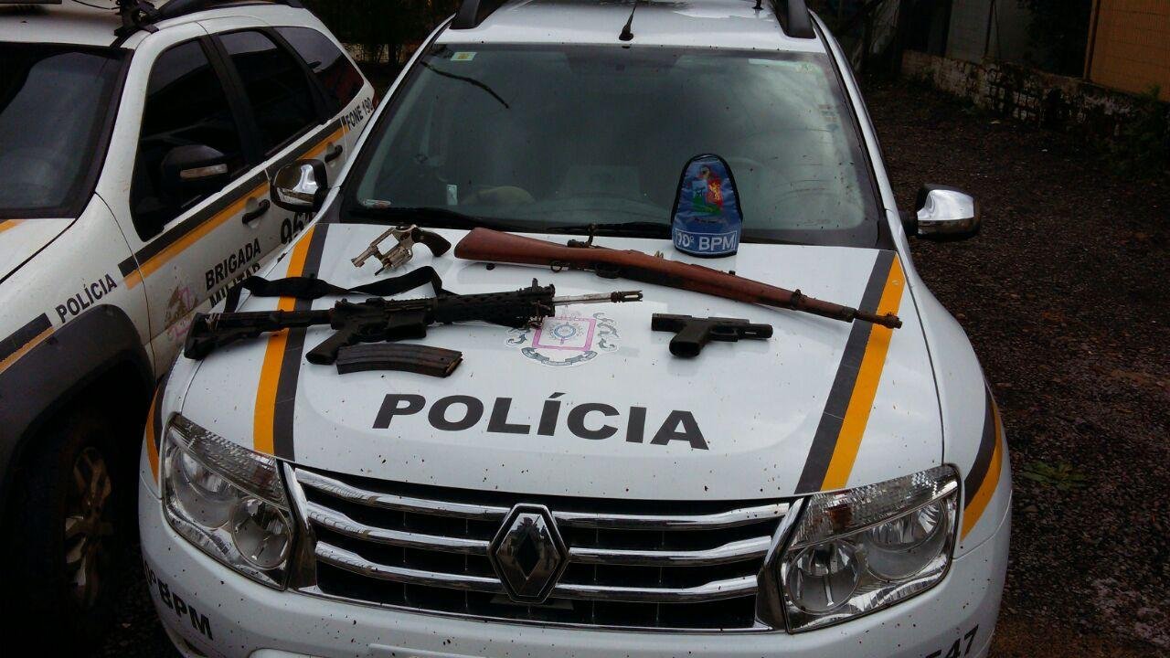 Policiais militares apreenderam dois fuzis, uma pistola e um rev&oacute;lver