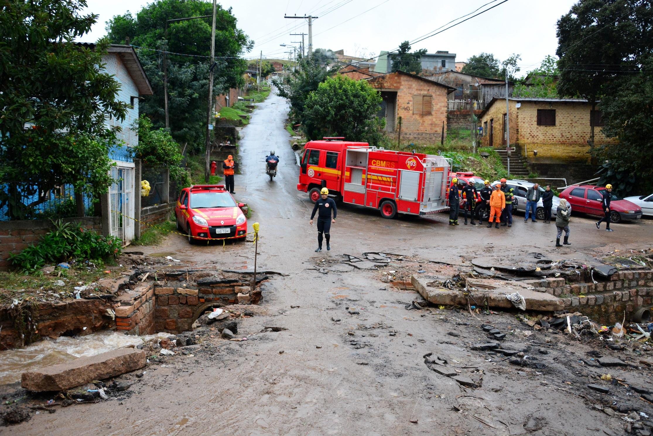 Chuva dos &uacute;ltimos dias causou destrui&ccedil;&atilde;o em diversos bairros de Porto Alegre