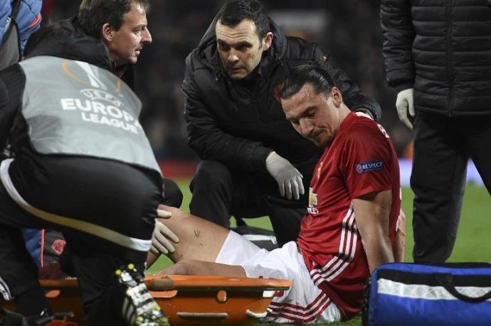 Lesionado, Ibrahimovic &eacute; dispensado pelo Manchester United para pr&oacute;xima temporada 