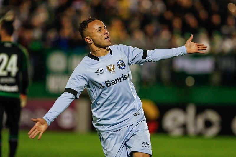 Everton marcou tr&ecirc;s gols na goleada sobre a Chape