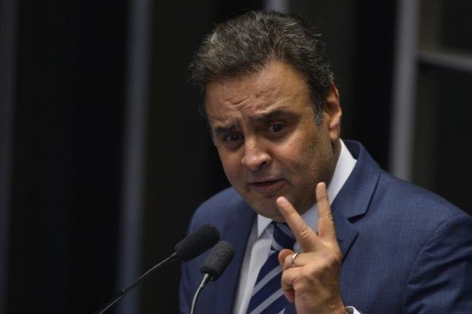 A&eacute;cio Neves est&aacute; afastado do cargo de senador