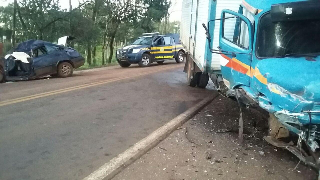 Colis&atilde;o frontal entre um Tempra e um caminh&atilde;o Mercedes-Benz ocorreu na BR 285