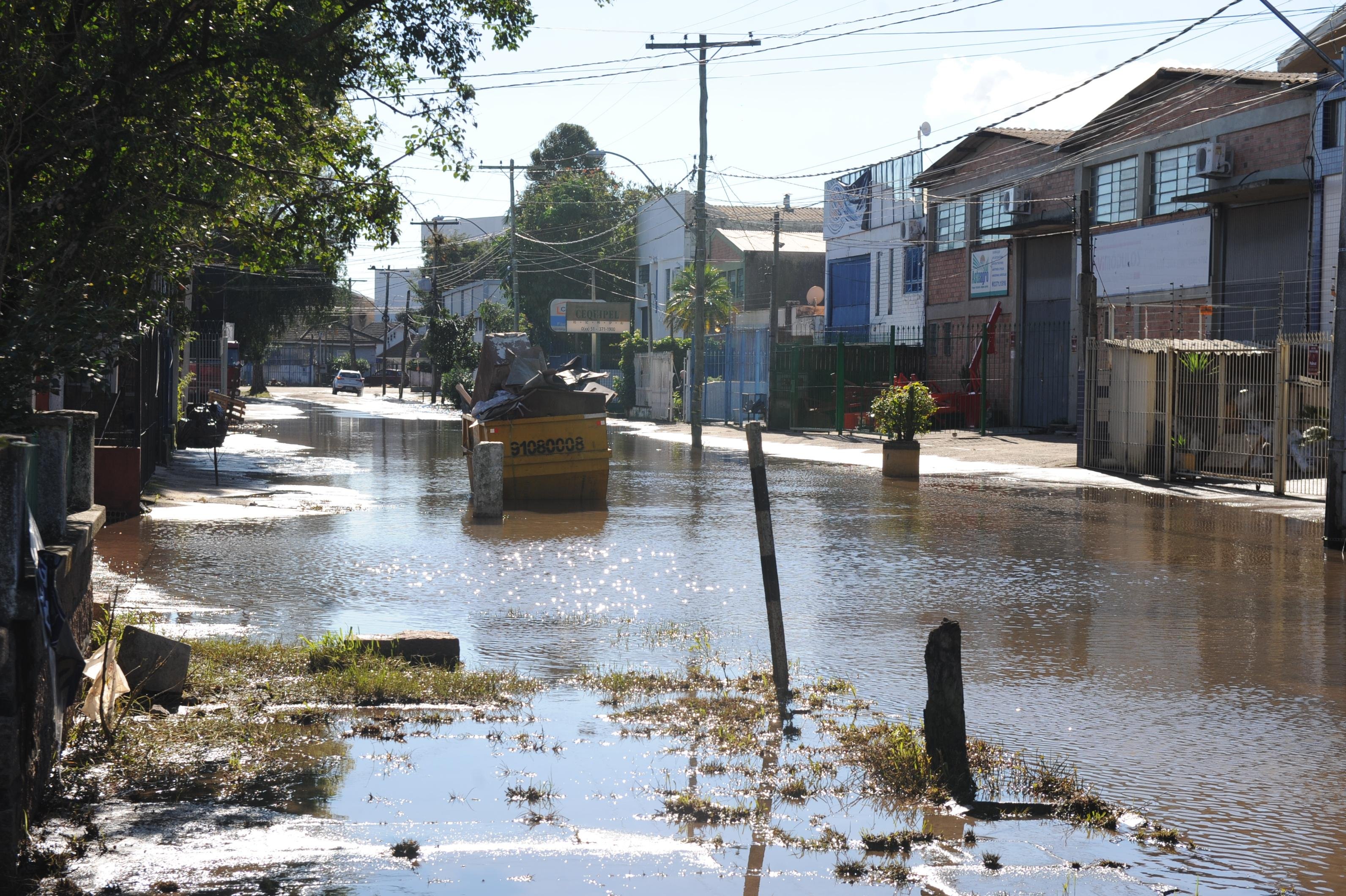 Muitas ruas permanecem submersas