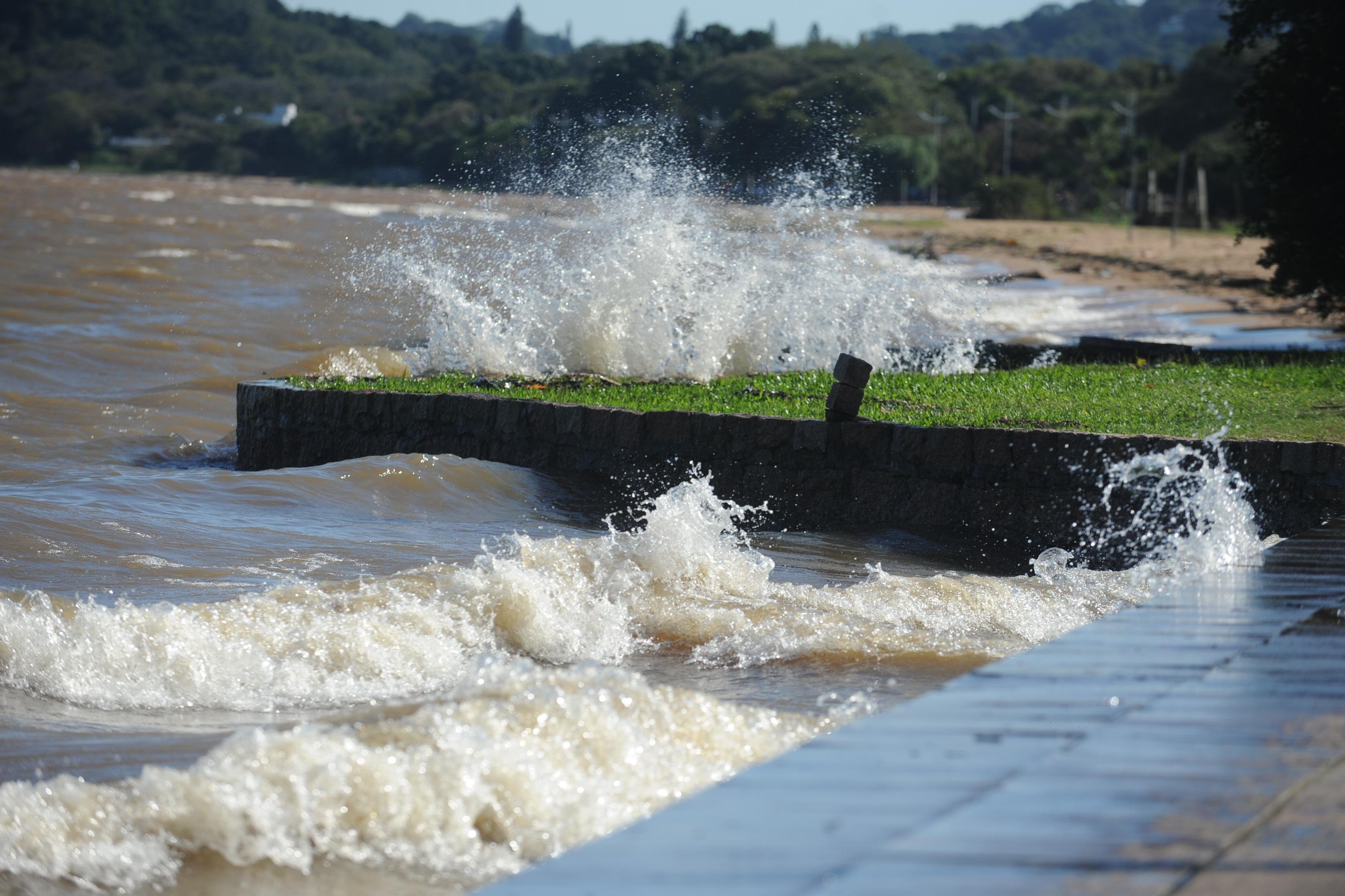 Ondas atingiam com for&ccedil;a o cal&ccedil;ad&atilde;o da avenida Gua&iacute;ba