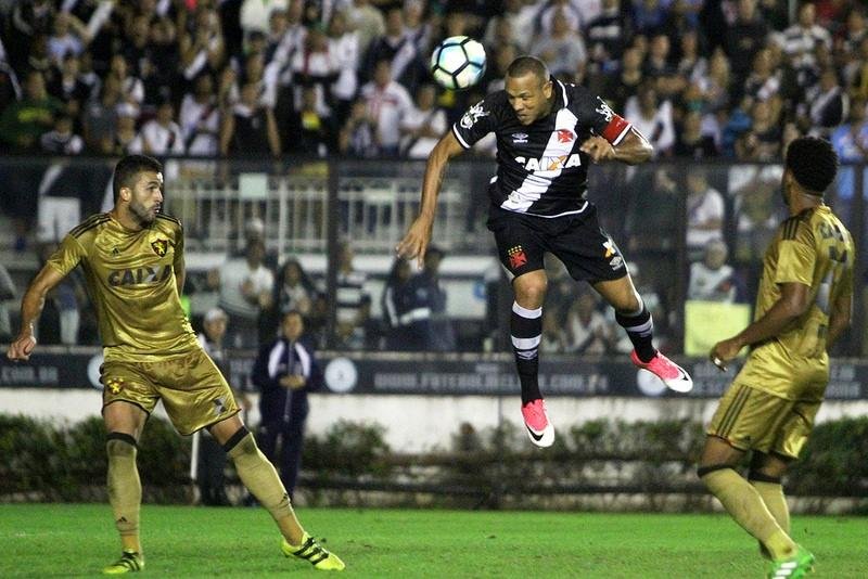 Luis Fabiano foi decisivo no 2 a 1 que coloca clube carioca em 8&ordm; no Brasileiro