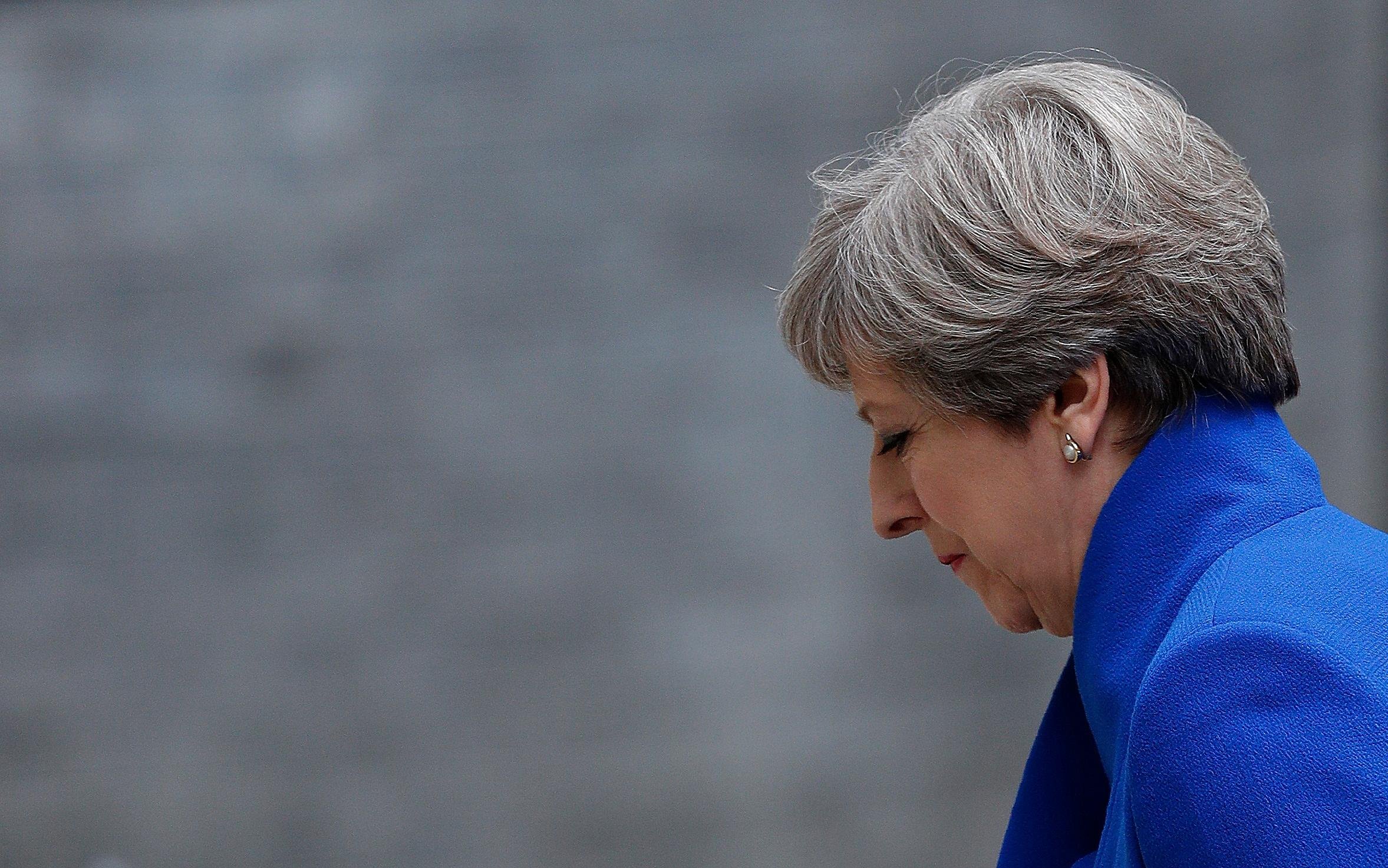 Theresa May precisa atrair parlamentares fora do seu bloco ap&oacute;s perder maioria nas elei&ccedil;&otilde;es