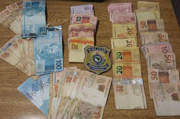 Tamb&eacute;m foram apreendidos R$ 4,7 mil em dinheiro e folhas de cheque