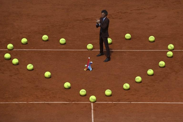 Guga &eacute; homenageado antes da final masculina de Roland Garros