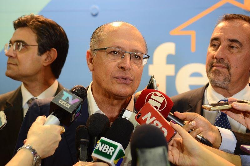 Os grupos de Alckmin e do senador afastado A&eacute;cio Neves (MG) atuam nos bastidores para evitar o desembarque agora