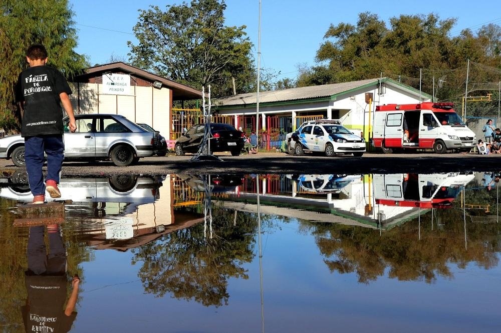 Sobe n&uacute;mero de pessoas fora de casa nas ilhas de Porto Alegre