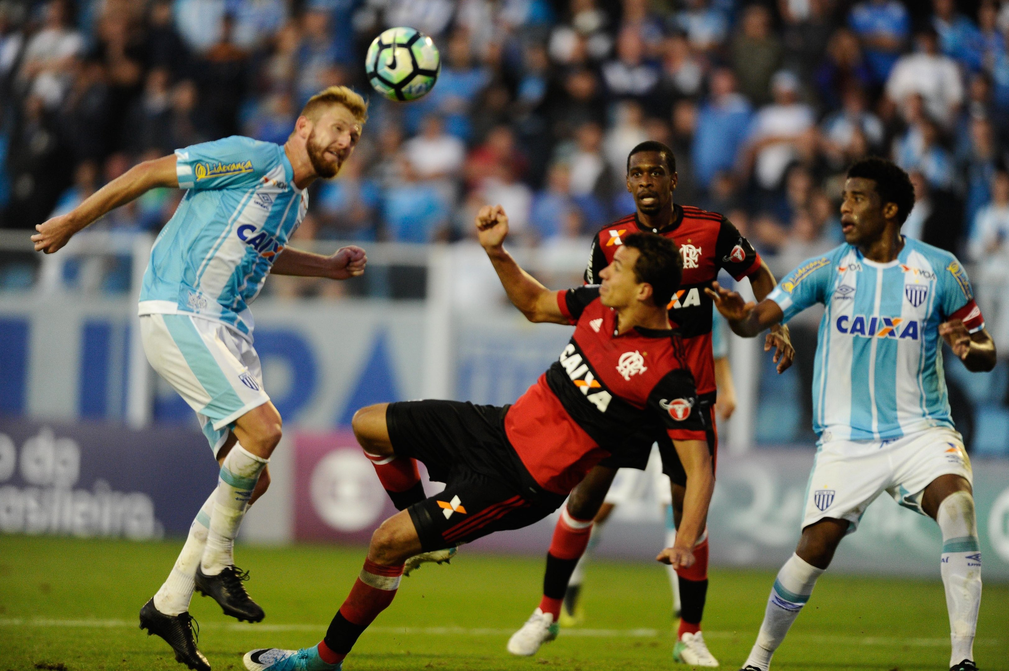 Leandro Dami&atilde;o, de bicicleta, marcou o gol do time carioca