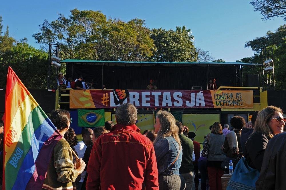 Dezenas se re&uacute;nem e pedem elei&ccedil;&otilde;es diretas na Reden&ccedil;&atilde;o