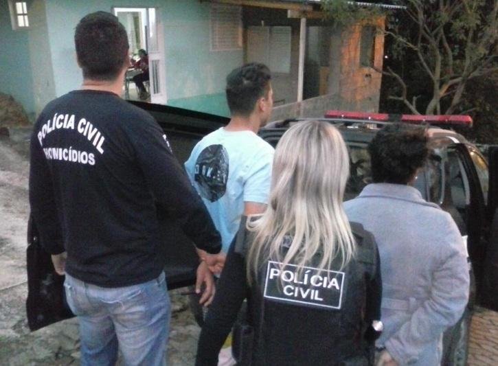 Duas pessoas foram presas na manh&atilde; desta segunda-feira